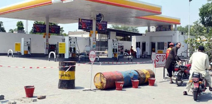 کراچی : پیٹرولیم ڈیلرز نے 15 اگست سے پیٹرول پمپس غیر معینہ مدت کے لیے بند رکھنے کا اعلان کردیا اور واضح کیا مطالبات کی منظوری تک ہڑتال جاری رہے گی۔