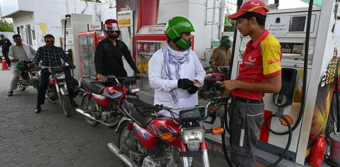 موٹر سائیکل سواروں کو 600 روپے کا پیٹرول ڈلوانے پر صرف 100 روپے ادا کرنے ہوں گے!