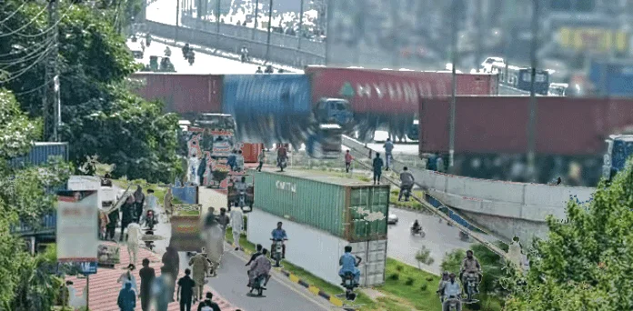 لانگ مارچ: راستے بند ہوں تو فاصلے صرف شہروں کے درمیان نہیں بڑھتے